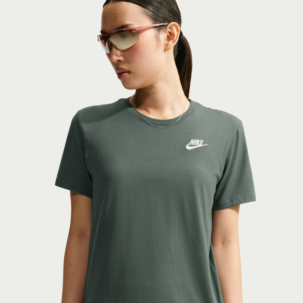 NIKE Club Tee - Womens