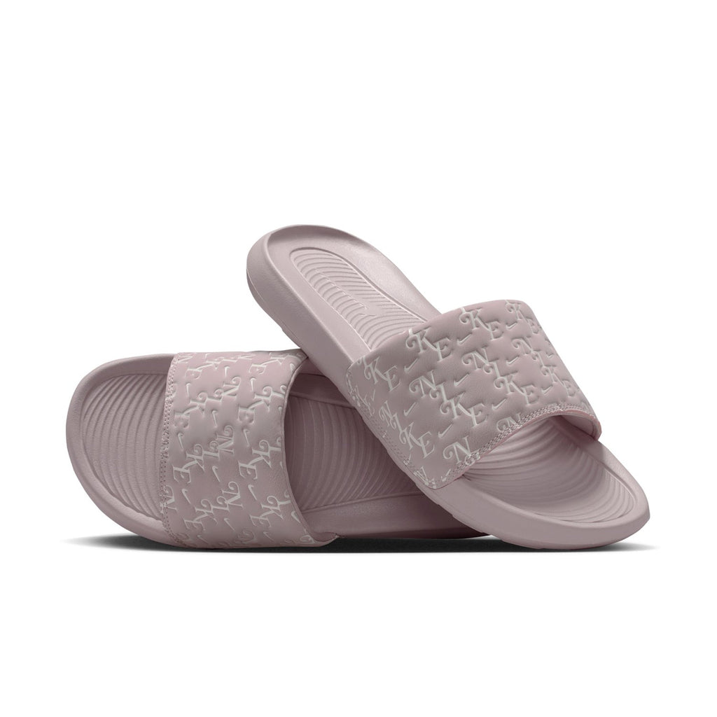 NIKE Classic Victori One - Womens