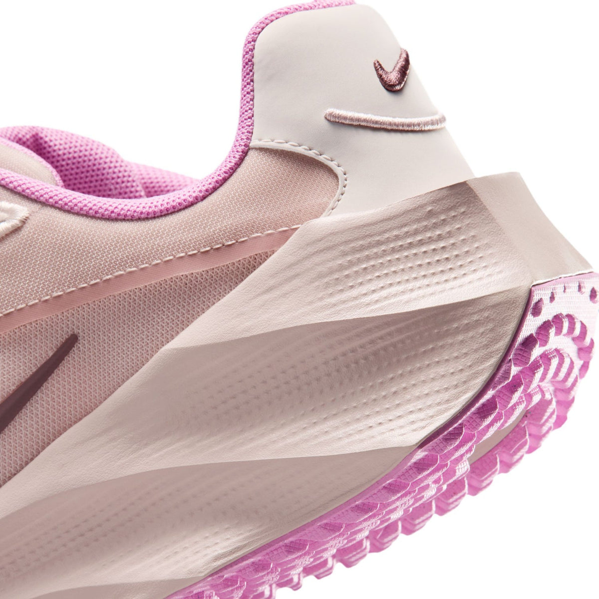 NIKE Aura Edge - Womens